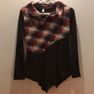 M Dressfo size 6 asymmetrical plaid & black long sleeve top. Super soft!!